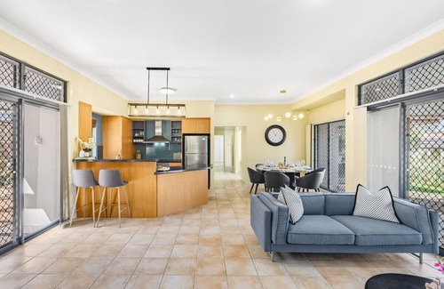 Carindale Casa | Bauhaus Design 5 Bedrooms Home at Carindale