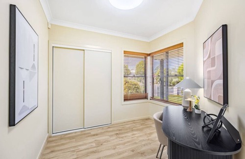 Carindale Casa | Bauhaus Design 5 Bedrooms Home at Carindale
