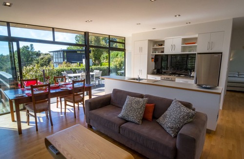 Ngaio Bay Cabaña | Bauhaus - Kaiteriteri Holiday Home