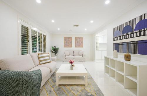 Baulkham Hills Casa | Baulkham Hills 4BR with Pool