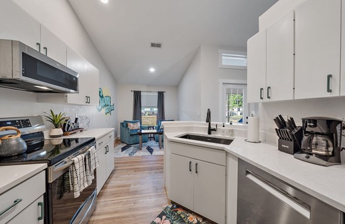 Arlington Park Casa | Bay Bliss Bungalow | 65" Smart TV, Lanai + Electric Bikes!