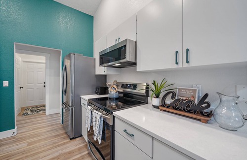 Arlington Park Casa | Bay Bliss Bungalow | 65" Smart TV, Lanai + Electric Bikes!