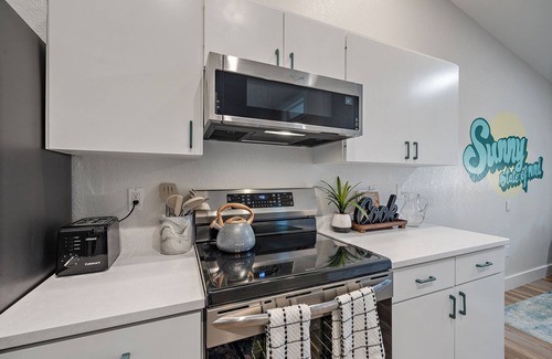 Arlington Park Casa | Bay Bliss Bungalow | 65" Smart TV, Lanai + Electric Bikes!