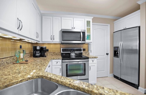 Cornelius Condominio | Bay Breeze by SoCharm | Luxurious Waterfront Condo