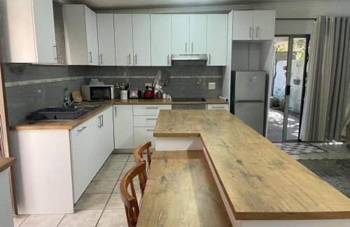 Gordons Bay Central Casa | Bay Breeze Guesthouse Selfcatering