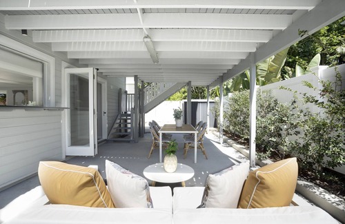 Wynnum Casa | Bay Breeze Manor: Grand 5BR Queenslander Haven