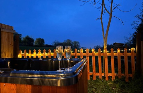 Snitterfield Casa | Bay Cottage, Hot Tub