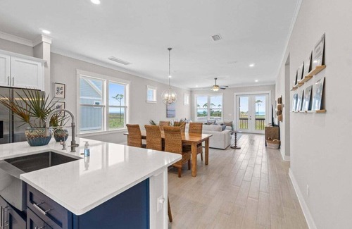 Port St. Joe Casa | Bay-Front Luxury Home minutes away from Downtown with Stunning Views, Expansive Porches, & Perfect for Families - Sleeps 12!