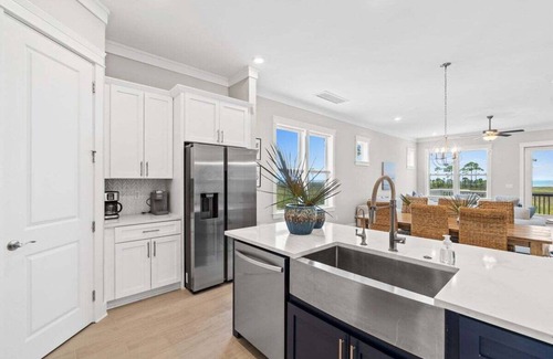 Port St. Joe Casa | Bay-Front Luxury Home minutes away from Downtown with Stunning Views, Expansive Porches, & Perfect for Families - Sleeps 12!