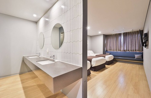 Yeongdo Hotel | Bay Hound Hotel