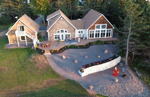 Black Rock Casa | Bay of Fundy Oceanfront Retreat;nSeparate work space, King, Queen rooms, 2 baths