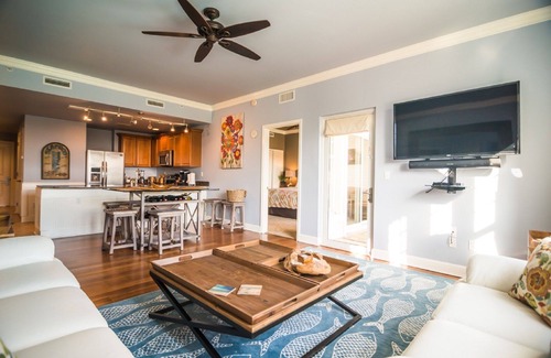 Upper Grand Lagoon Condominio | ¡Propiedad de 5 estrellas de Bay Point! Con vistas a la hermosa piscina con vista a la bahía. Spa en el lugar