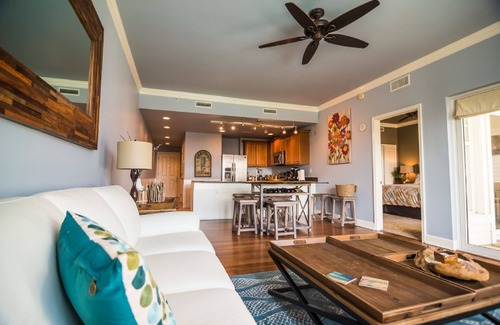 Upper Grand Lagoon Condominio | ¡Propiedad de 5 estrellas de Bay Point! Con vistas a la hermosa piscina con vista a la bahía. Spa en el lugar