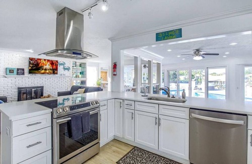 Woodlawn Casa | Frente al hogar en la bahía! Duerme 20! PISCINA CLIMATIZADA PRIVADA / TINA CALIENTE / BARCO 4 ALQUILER