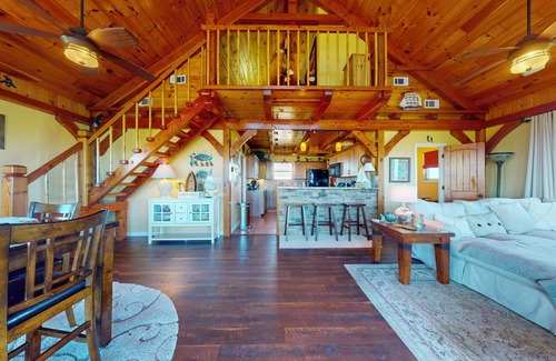 Gilchrist Casa | Bay Side Birdhouse: 2 BR, 2 BA House in Gilchrist, Sleeps 4