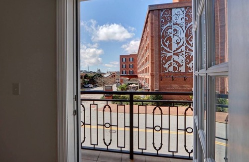 Historic District - North Condominio | Bay St Beauty 2 Bedroom Condo in the Heart of SAV