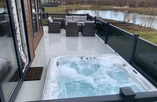 Woodhall Spa Apartamento | Bay Tree Lodge: Lakeside lodge w/hot tub & cinema surround sound