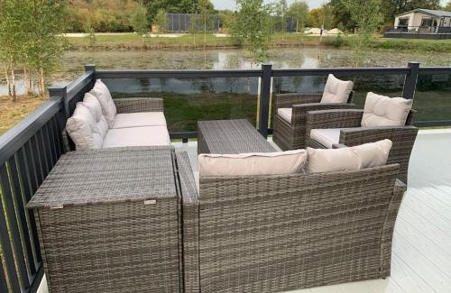 Woodhall Spa Apartamento | Bay Tree Lodge: Lakeside lodge w/hot tub & cinema surround sound