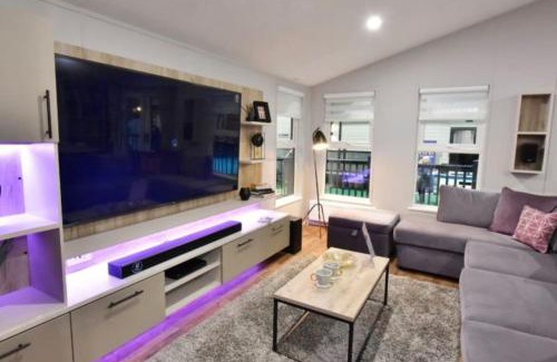 Woodhall Spa Apartamento | Bay Tree Lodge: Lakeside lodge w/hot tub & cinema surround sound
