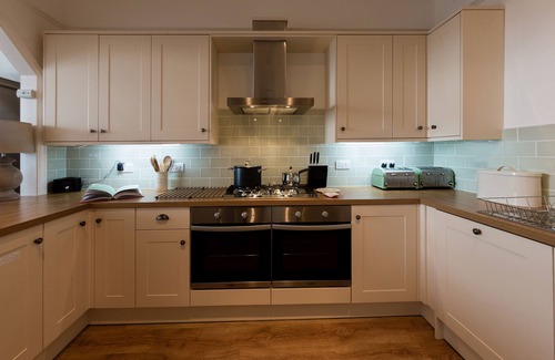 Criccieth Casa | Bay View and Glan y Mor, 5*, Seafront, Criccieth