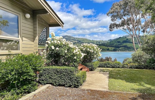 Duvauchelle Casa | Bay View Family Retreat