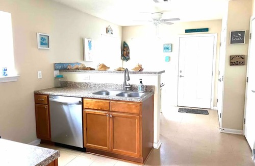 Galveston Casa | Bay View, Fishing, Watersports, Tropical Yard, Central Location!
