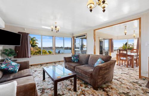 Maungatapu Casa | Bay View Gardens - Tauranga Holiday Home