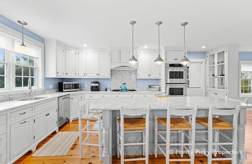 Barnstable Casa | Bay View Retreat, a classic coastal getaway, walk to beach & village: 028-Ba