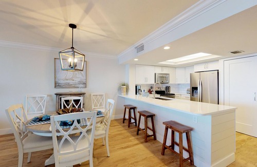 Punta Rassa Apartamento | Bay View Tower 735 Beach views from your private Lanai, enjoy sunsets