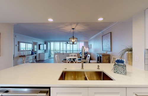Punta Rassa Apartamento | Bay View Tower 735 Beach views from your private Lanai, enjoy sunsets