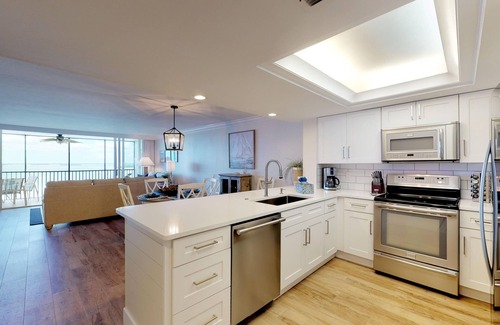 Punta Rassa Apartamento | Bay View Tower 735 Beach views from your private Lanai, enjoy sunsets