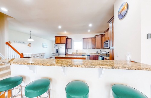 West Ocean City Casa | Bay-view townhome with private deck, pool access, central AC, & W/D