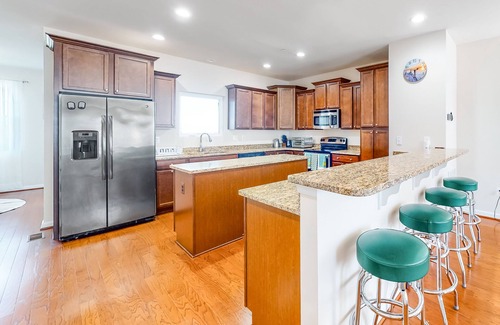 West Ocean City Casa | Bay-view townhome with private deck, pool access, central AC, & W/D