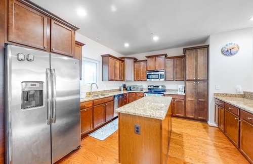West Ocean City Casa | Bay-view townhome with private deck, pool access, central AC, & W/D