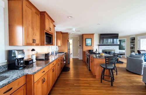 Silver Beach Casa | Bay Views & Breezes In North Falmouth