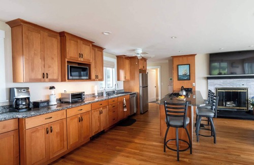 Silver Beach Casa | Bay Views & Breezes In North Falmouth