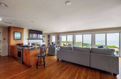 Silver Beach Casa | Bay Views & Breezes In North Falmouth