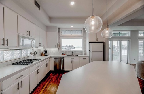 Jamaica Beach Casa | Bay Views Family & Pet Friendly Steps to Beach
