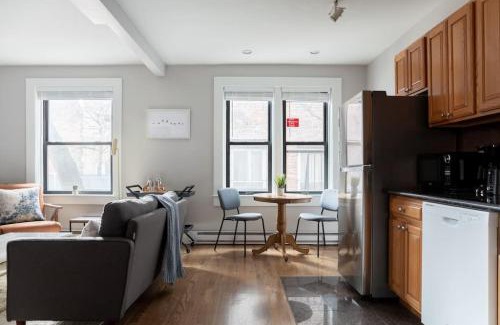 Theatre District Apartamento | Bay Village Charm with 99 WalkScore with Short and Long Stays