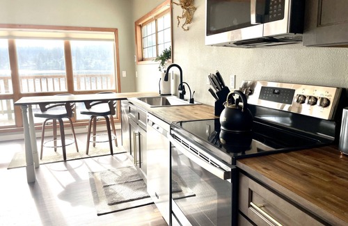 Florence Apartamento | Bay Window -incredible river views- Old Town- new deck! Stairs.