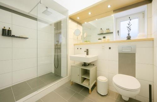 Waldkirchen Apartamento | Bayerischer Wald Hideaway, nähe Passau, Garten, Kamin, Galerie,