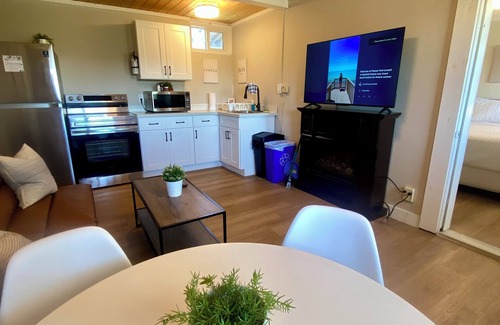Bluewater Apartamento | Bayfield Getaway 1 Pool HotTub Near Grand Bend & Lake Huron Pet Friendly
