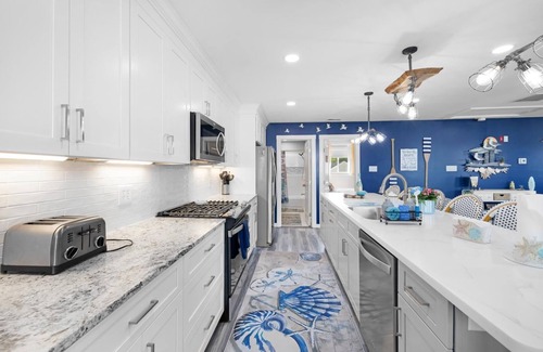 Villas Casa | Bayfront 6 bedroom 3 bath w/in-ground pool!