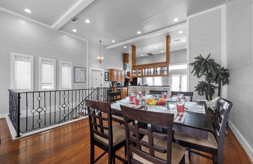 Galveston Casa | Bayfront + BBQ + Kayaks + Elevator + 5 Mins From Beach