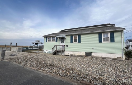 North Wildwood Cabaña | Bayfront cottage in North Wildwood Beautiful sunsets. Close to The Surfing Pig!