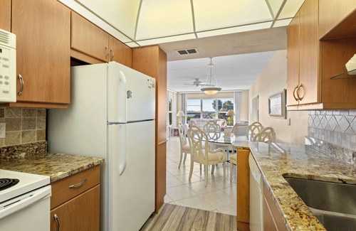 Longboat Key Condominio | Bayfront Escape- Beach Harbor Club F202 by RVA
