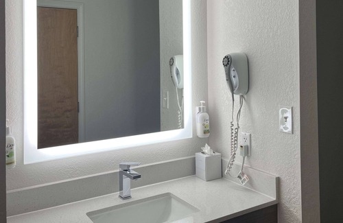 Maxwell Hotel | Baymont by Wyndham Indianapolis Northeast