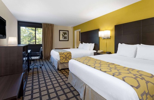Queensbury Hotel | Baymont by Wyndham Queensbury / Lake George