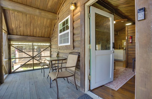 Crown Point Apartamento | Bayou Cabin w/ Heated Pool Access Near NOLA!