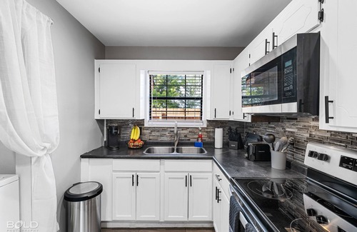 Broadmoor Casa | Bayou Getaway - Gated townhome w/ King Bed